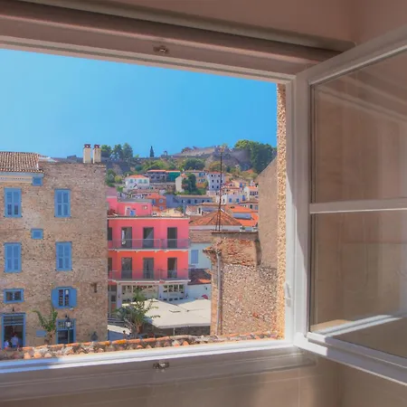 Omorfi Poli מלון דירות נאפפליו