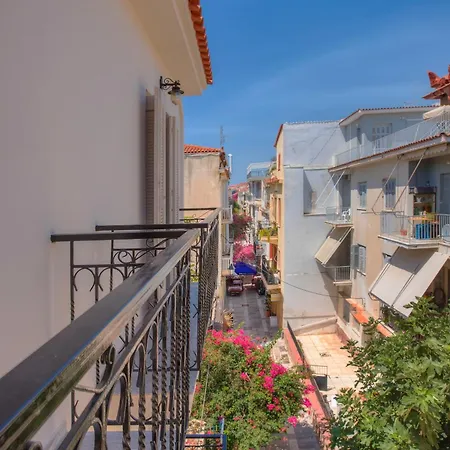 Omorfi Poli 3* נאפפליו