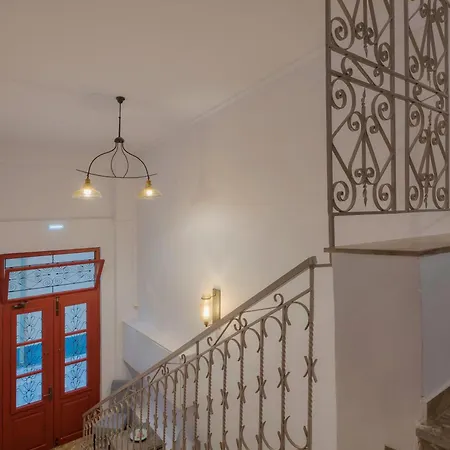 Omorfi Poli נאפפליו