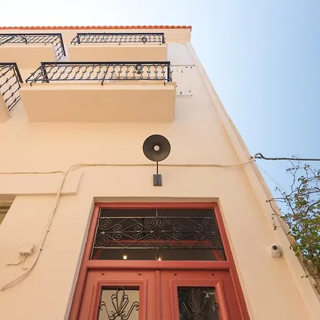 Omorfi Poli נאפפליו