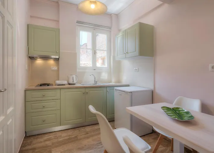 Omorfi Poli Апарт-отель 3*